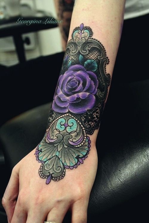 手腕非常漂亮的彩色蕾丝玫瑰纹身图案