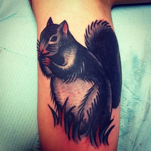 手臂上黑色和灰色的松鼠纹身图案
