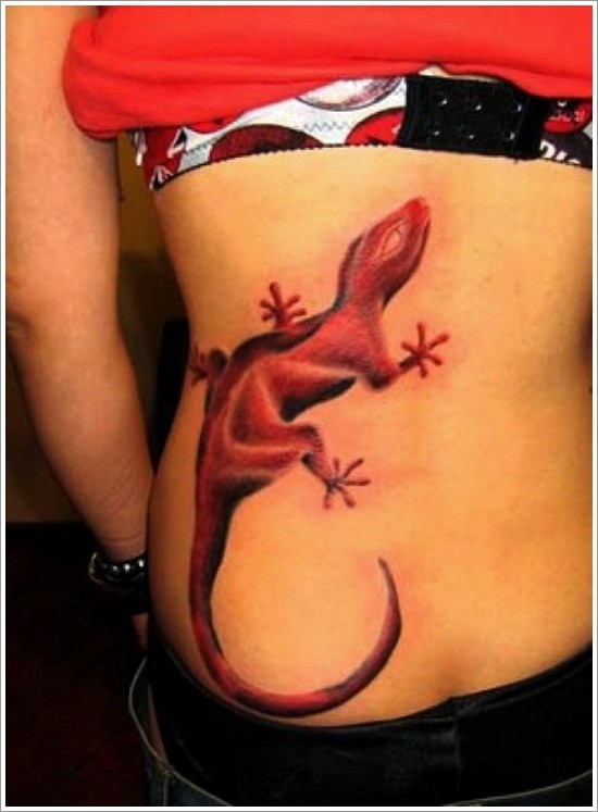 背部水彩风格红色的壁虎纹身图案