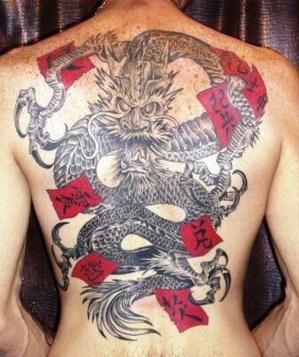 背部黑灰色的龙与汉字纹身图案