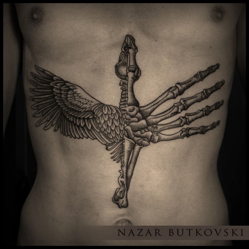 腹部雕刻风格黑色手骨架与翅膀纹身图案