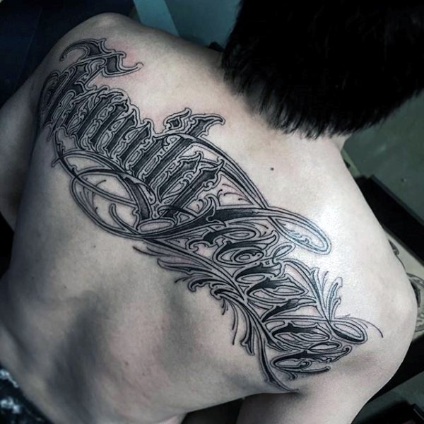 背部巨大的黑白美妙字母纹身图案