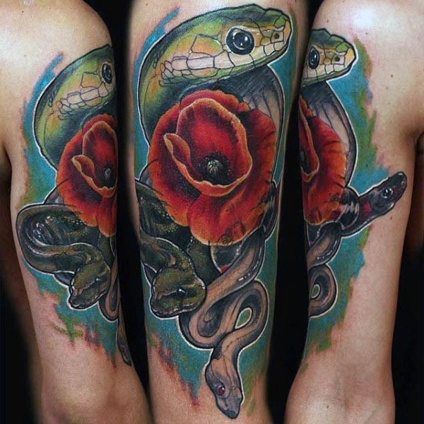 手臂美丽逼真的彩色蛇与花朵纹身图案