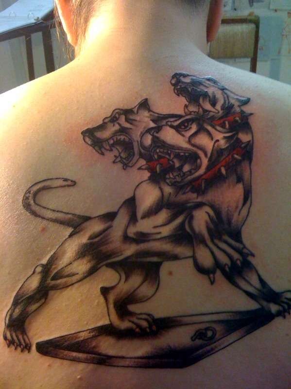 背部插画风格彩色的地狱犬纹身图案