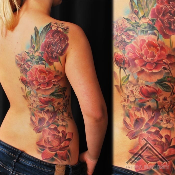 背部美丽的彩色花卉纹身图案