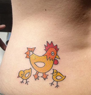腰部彩色的卡通小鸡纹身图案