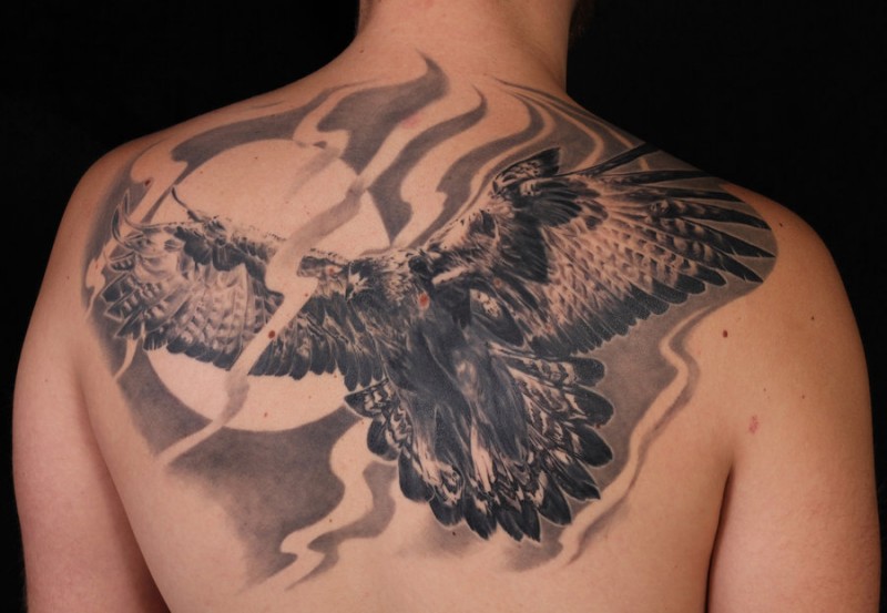 背部飞翔的鹰月亮纹身图案