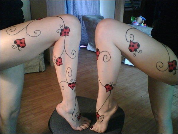 女生腿部心形瓢虫和藤蔓纹身图案