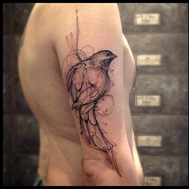 素描风格手臂黑色小鸟纹身图案