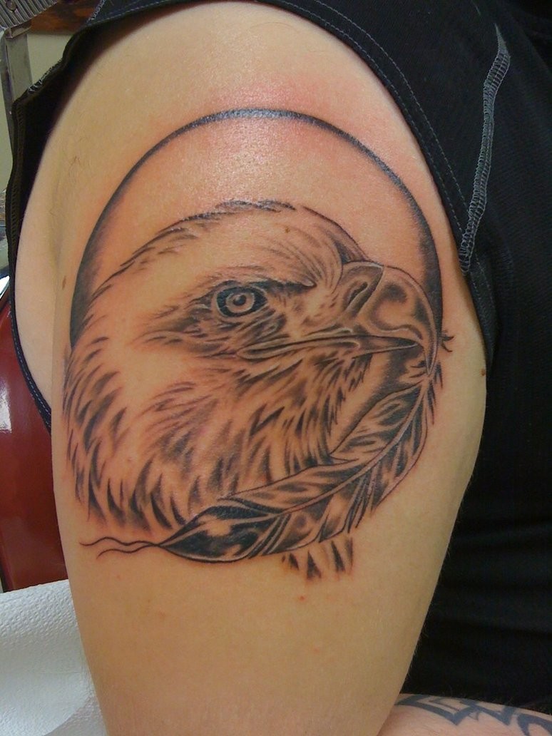 大臂黑白鹰头像和羽毛纹身图案