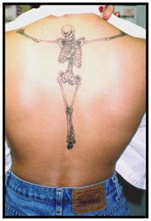 背部写实的骷髅骨架纹身图案
