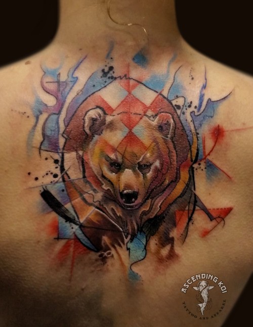 背部水彩风格的大熊纹身图案