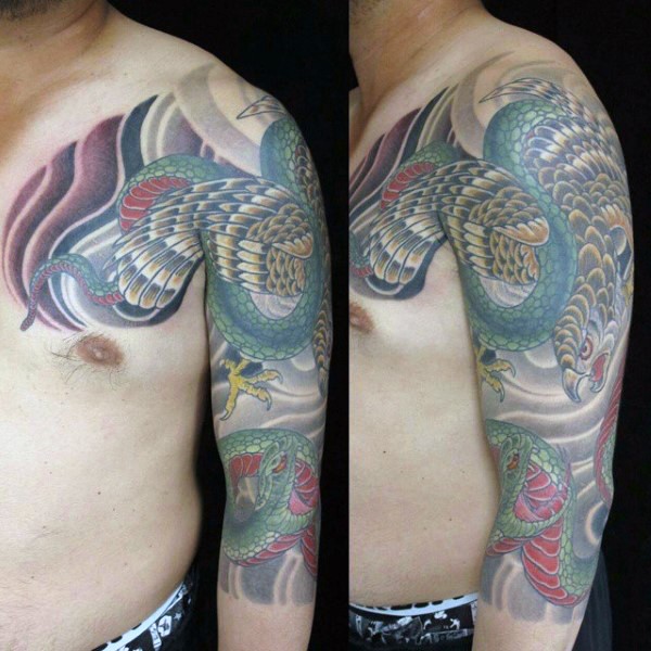 半甲华丽的亚洲风格彩色鹰战斗蛇纹身图案