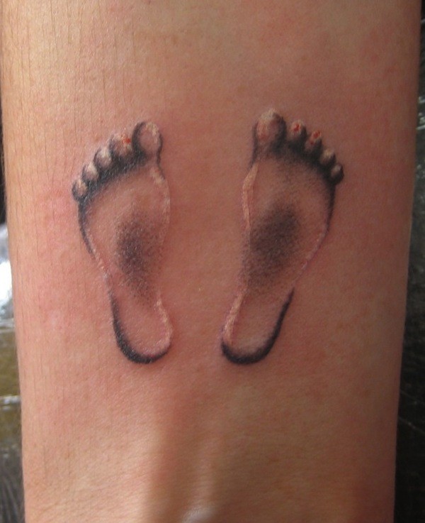 手腕奇特的婴儿脚印纹身图案