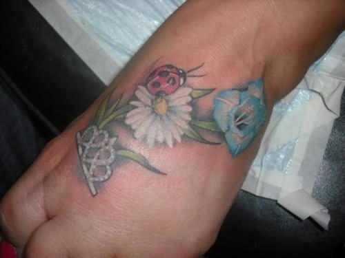 脚背瓢虫和花朵彩色纹身图案