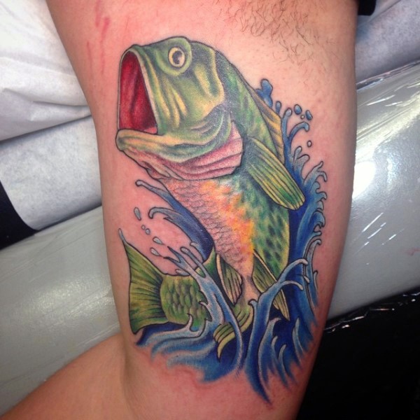 手臂彩色有趣的大鱼纹身图案