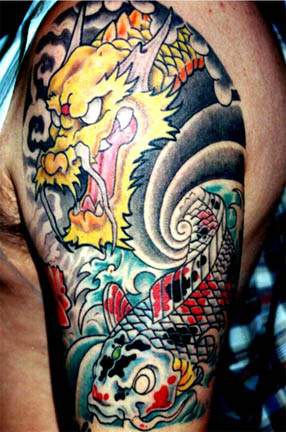手臂彩色的锦鲤和亚洲龙纹身图案
