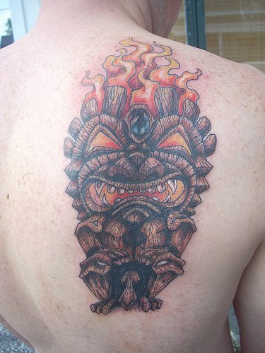 背部彩色的火炬木怪物纹身图案