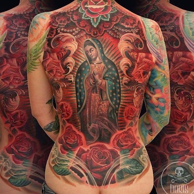 背部惊人的大型宗教风格彩色祈祷妇女和花朵纹身图案
