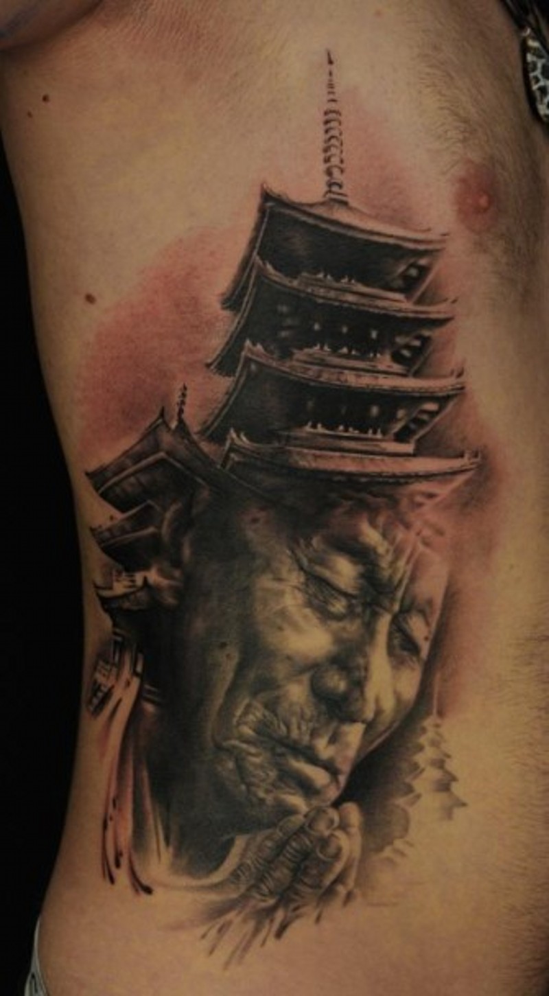侧肋写实的亚洲和尚肖像结合寺庙纹身图案