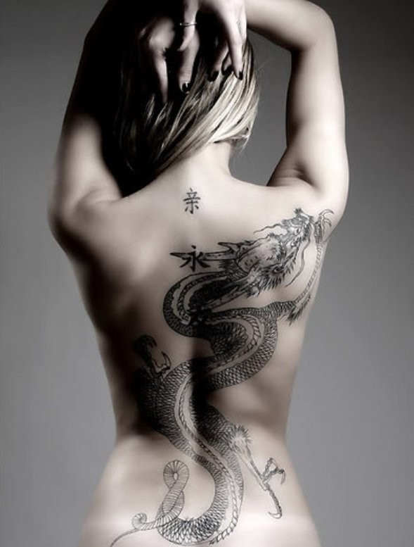 女性背部中国风黑色大龙纹身图案