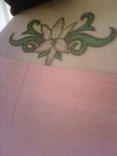 腰部白色花朵和绿叶纹身图案