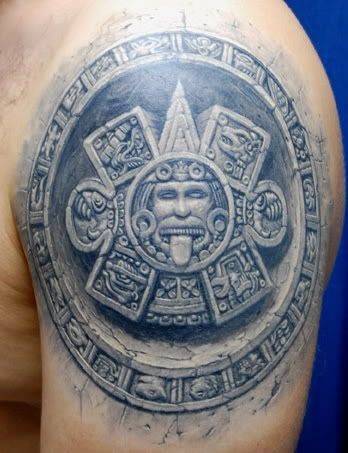 大臂漂亮的阿兹特克石头太阳神纹身图案