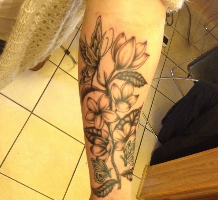 黑白茉莉花和蝴蝶手臂纹身图案