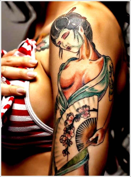 手臂亚洲风格的美丽诱人艺妓纹身图案