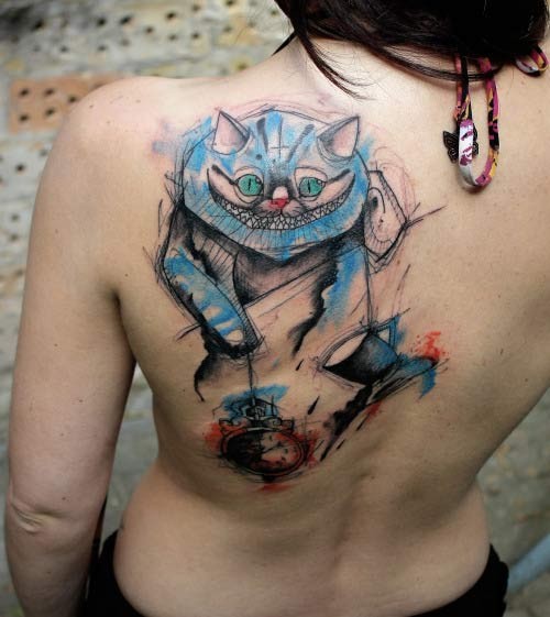 背部彩色的咧嘴微笑猫纹身图案