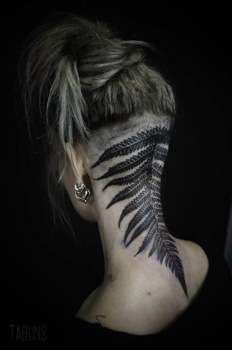 女生颈部和头部黑色蕨叶纹身图案