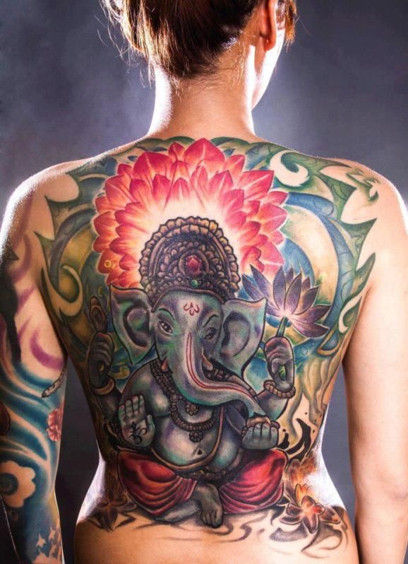 女性背部美丽的甘尼萨象神和莲花纹身图案