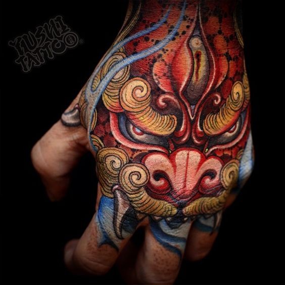 手背亚洲风格的彩色幻想唐狮纹身图案