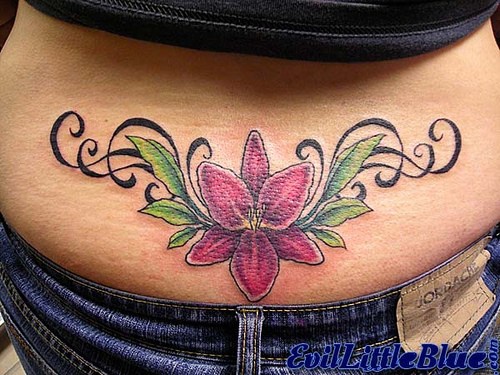 女孩背部彩色花朵叶子纹身图案