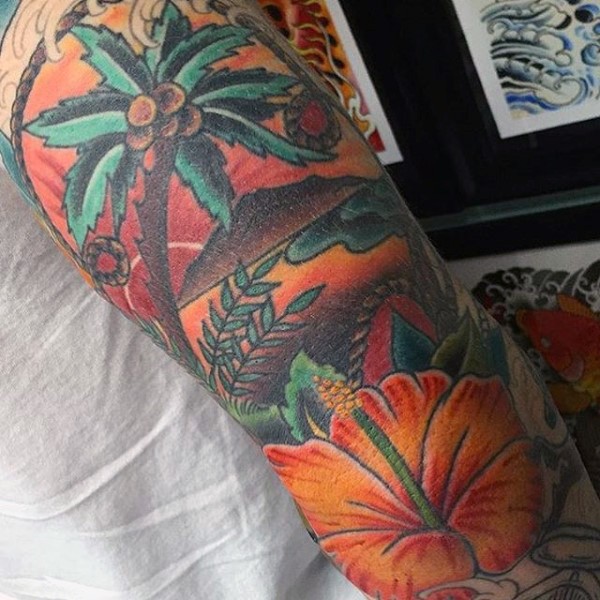 彩色的椰子树和芙蓉花手臂纹身图案