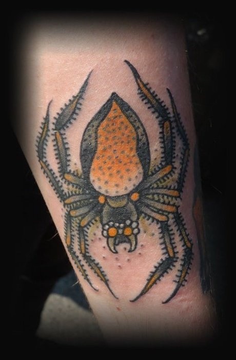 手臂上的黄色蜘蛛纹身图案