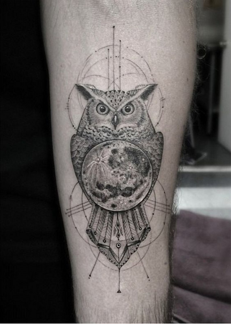 手臂自然的小猫头鹰与行星纹身图案