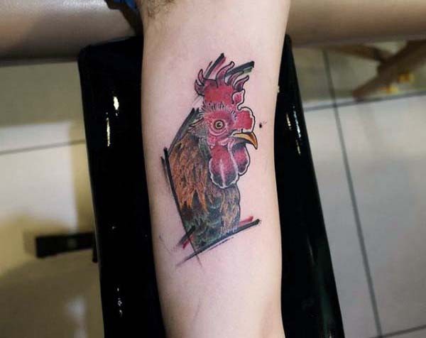 手臂简单设计的公鸡头部彩绘纹身图案