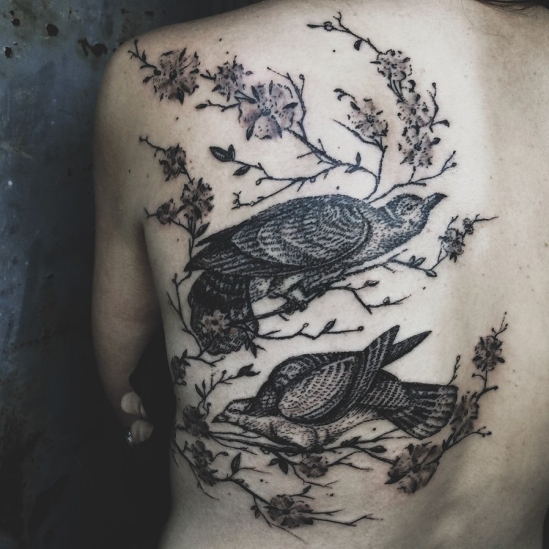 背部奇妙的黑白雕刻风格鸟类纹身图案