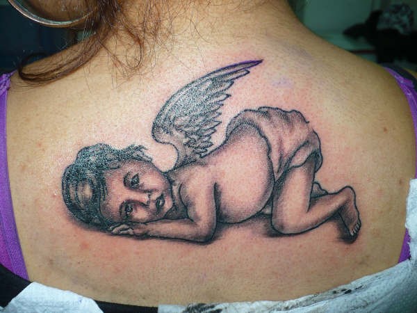 背部累了的小天使纹身图案