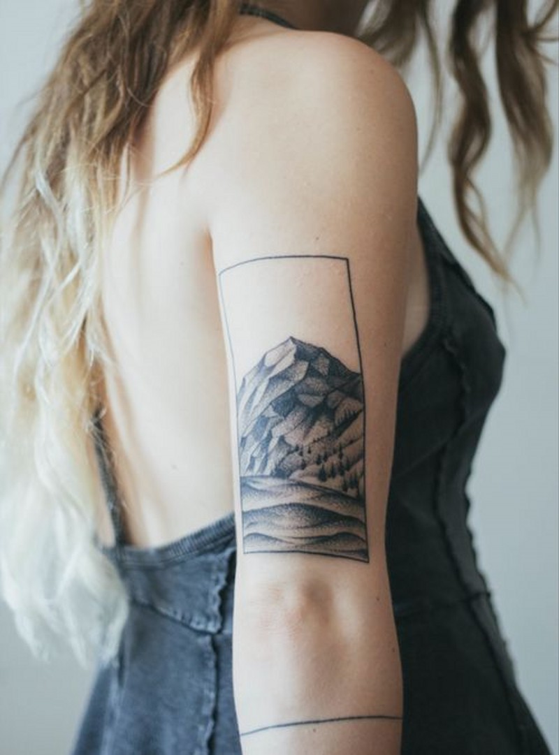 女生手臂简单的黑色小山丘纹身图案