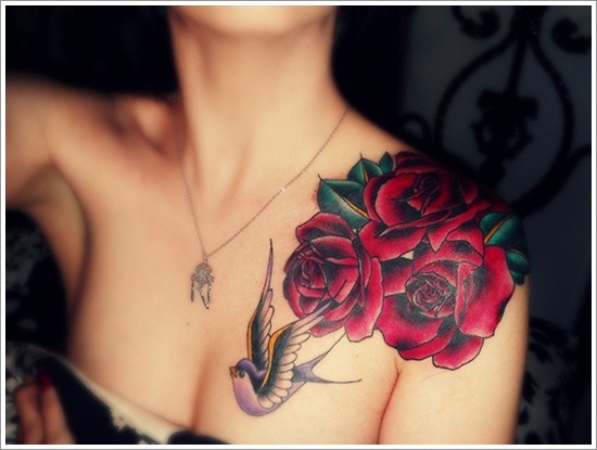 肩部美妙的彩绘大玫瑰与小鸟纹身图案