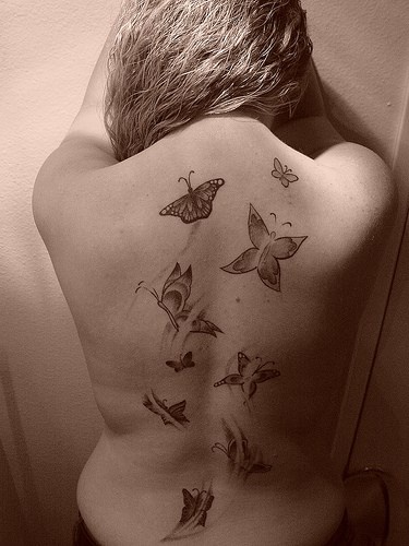 背部飞舞的蝴蝶纹身图案
