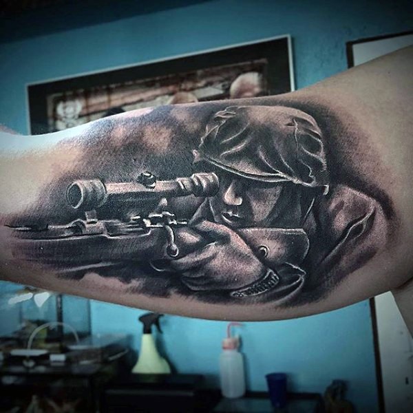 手臂非常逼真的黑白二战狙击手纹身图案