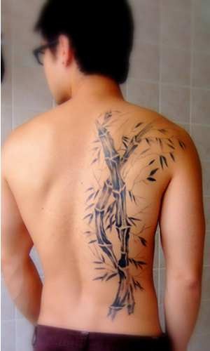 男性背部的竹子纹身图案