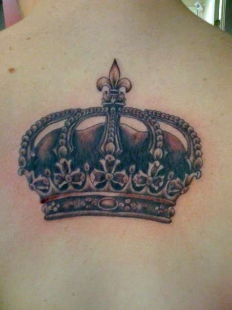 背部法国皇冠个性纹身图案