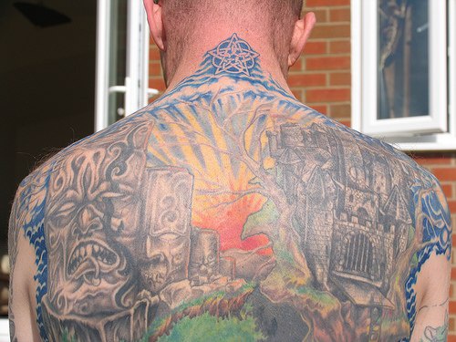 男性背部背部石像与城堡纹身图案