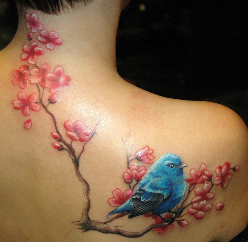 臂部蓝色鸟与红色桃花纹身图案
