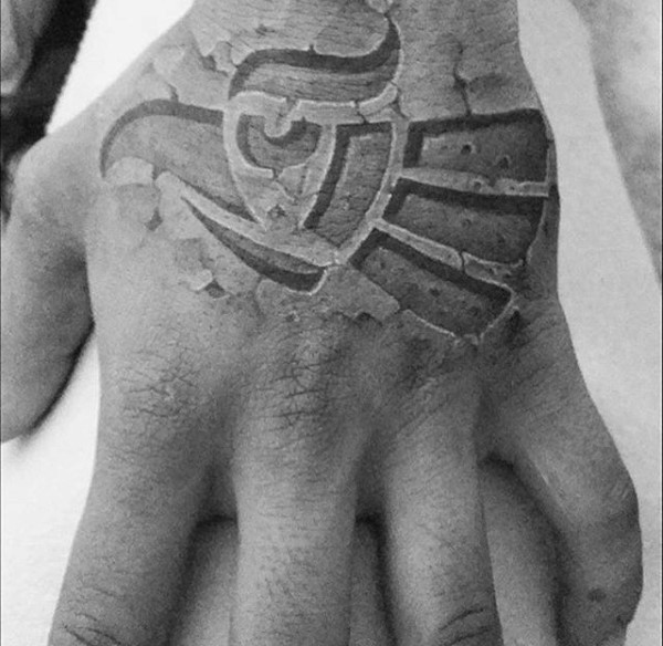 手背石雕风格黑色不可思议的装饰纹身图案