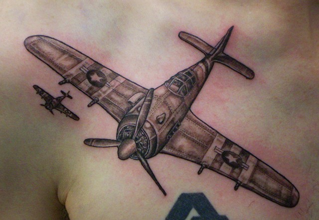 胸部黑灰风格精致的军用飞机纹身图案